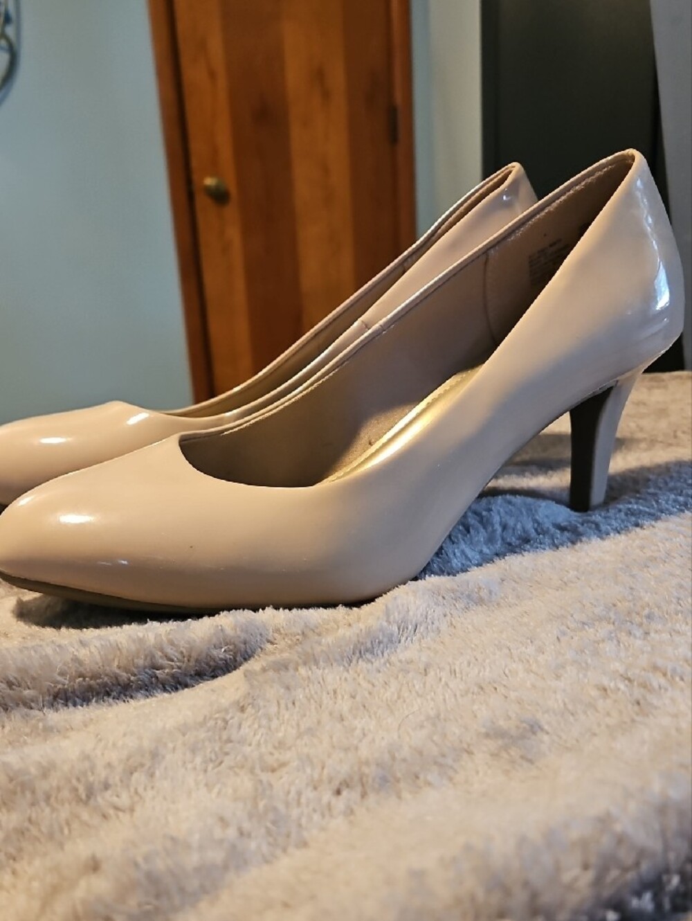 comfort plus by Predictions Beige Patent Round-Toe Heels - Picture 2 of 3